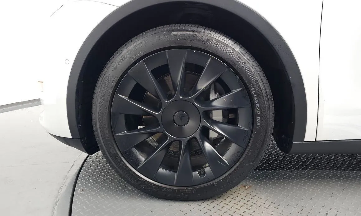 Tesla Model Y — фото 9
