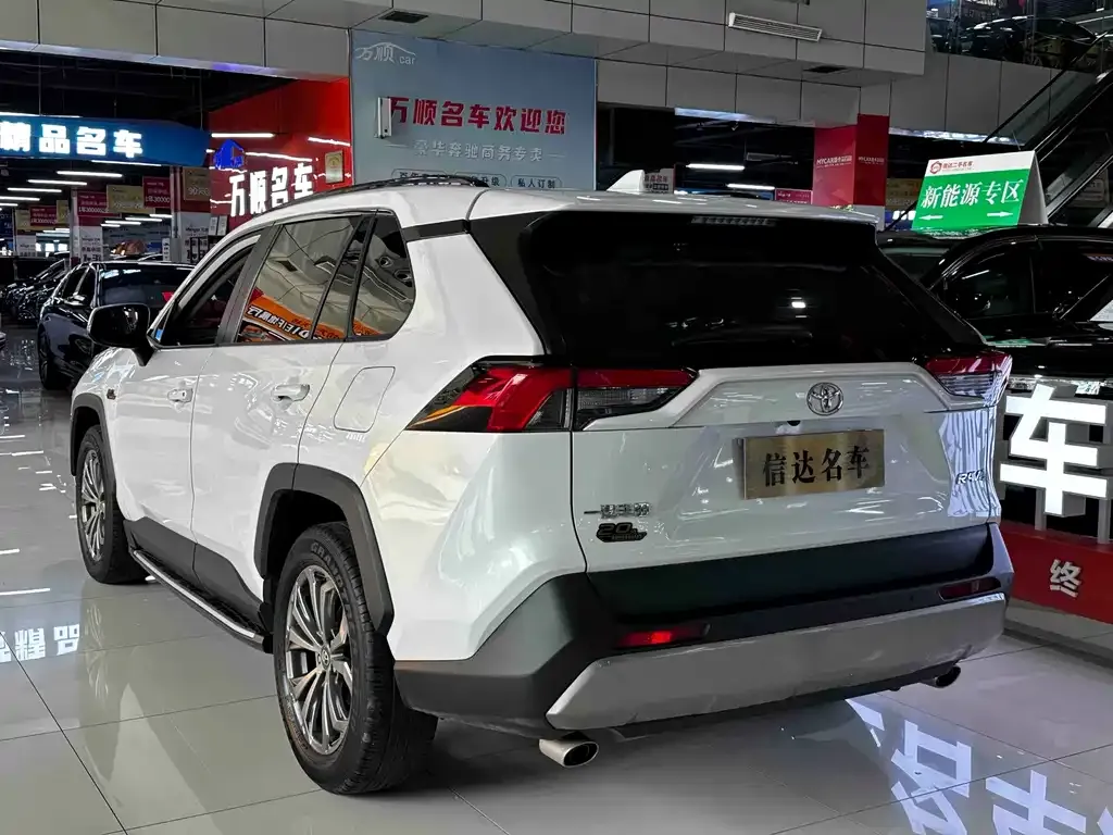 Toyota RAV4 — фото 6