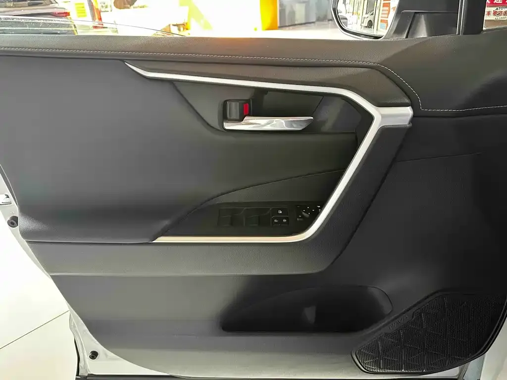 Toyota RAV4 — фото 2
