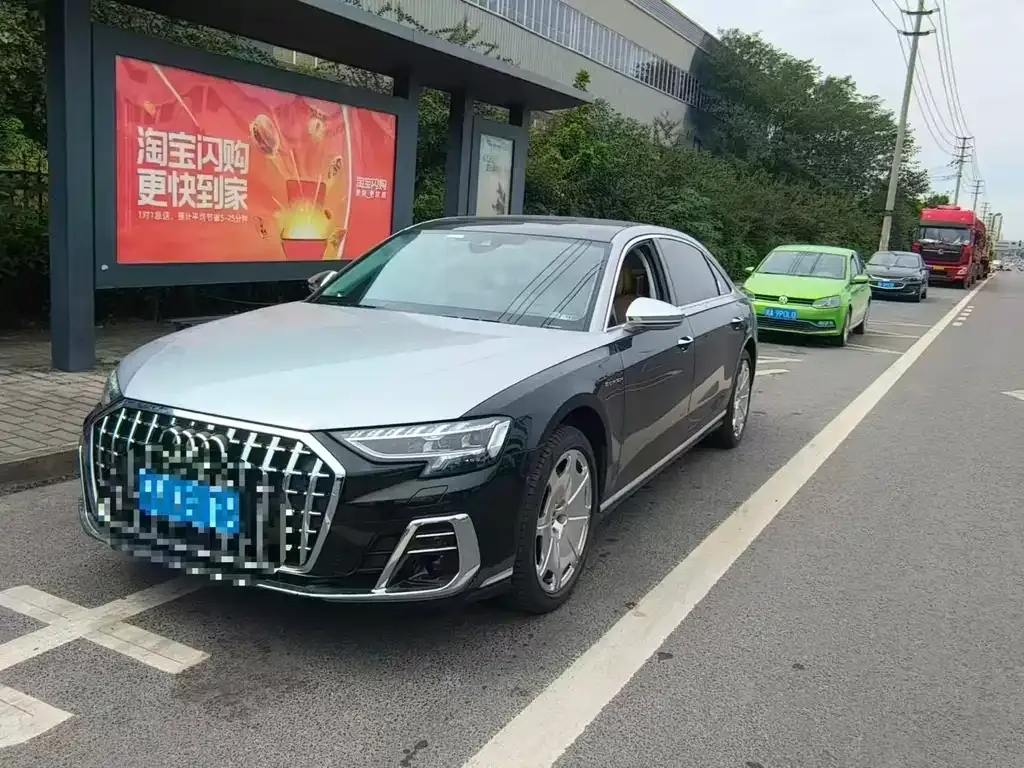 Audi A8 — фото 1