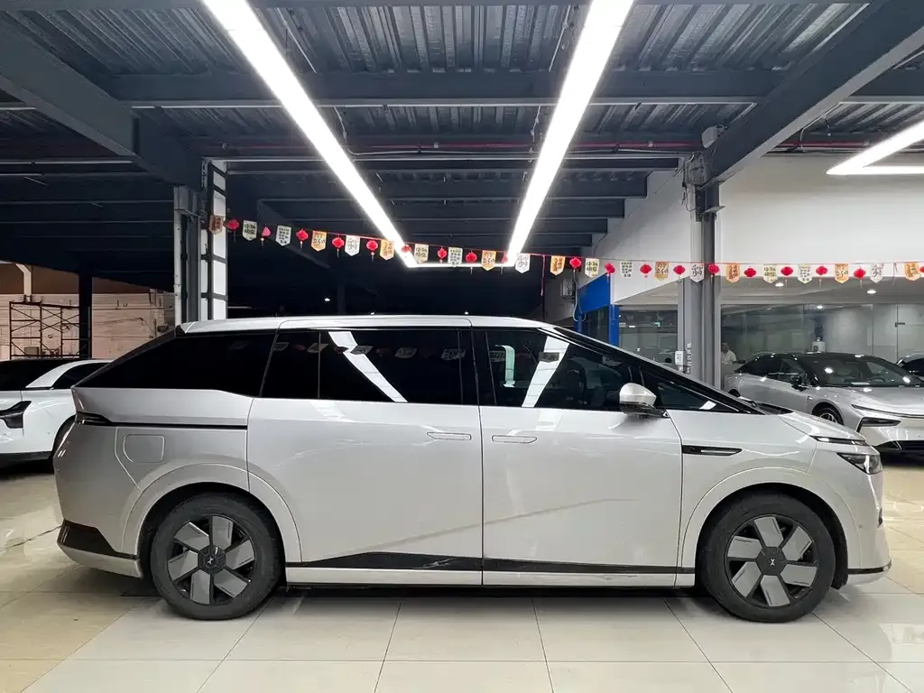 XPeng X9 — фото 6