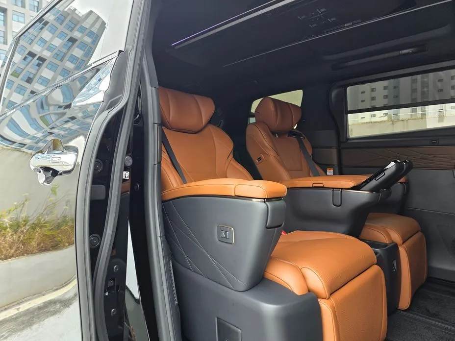 Toyota Alphard — фото 1