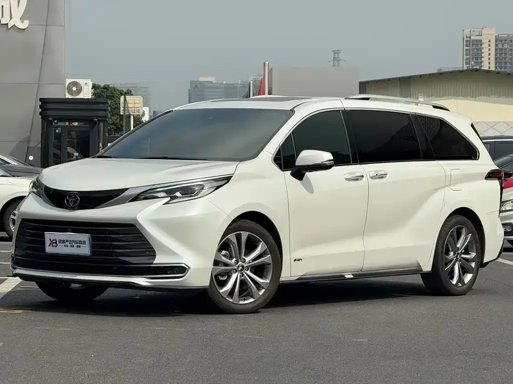 Toyota Sienna — фото 1