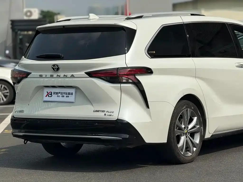 Toyota Sienna — фото 4