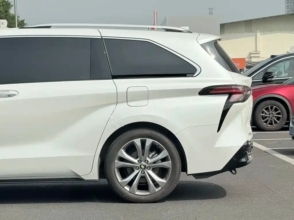 Toyota Sienna — фото 3