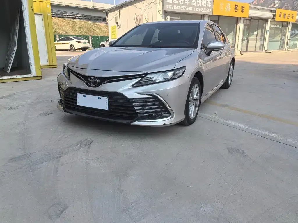 Toyota Camry — фото 1