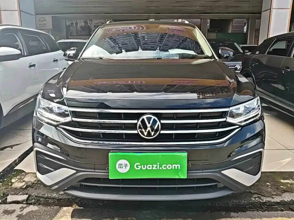 Volkswagen Tiguan L — фото 1