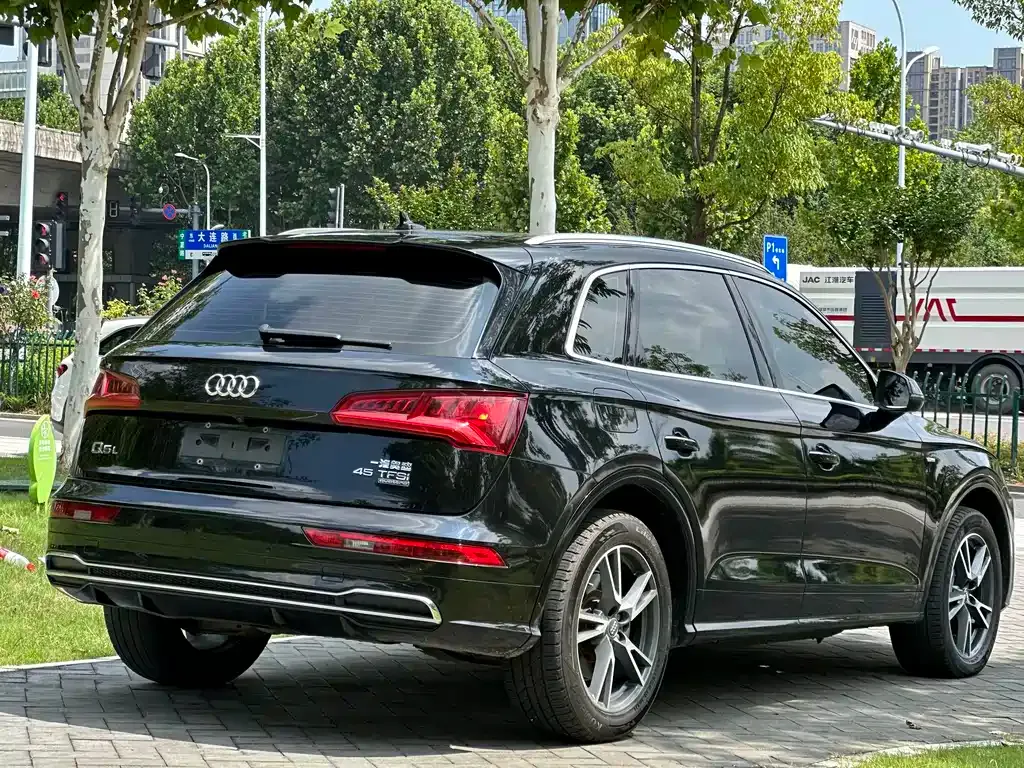 Audi Q5L — фото 2
