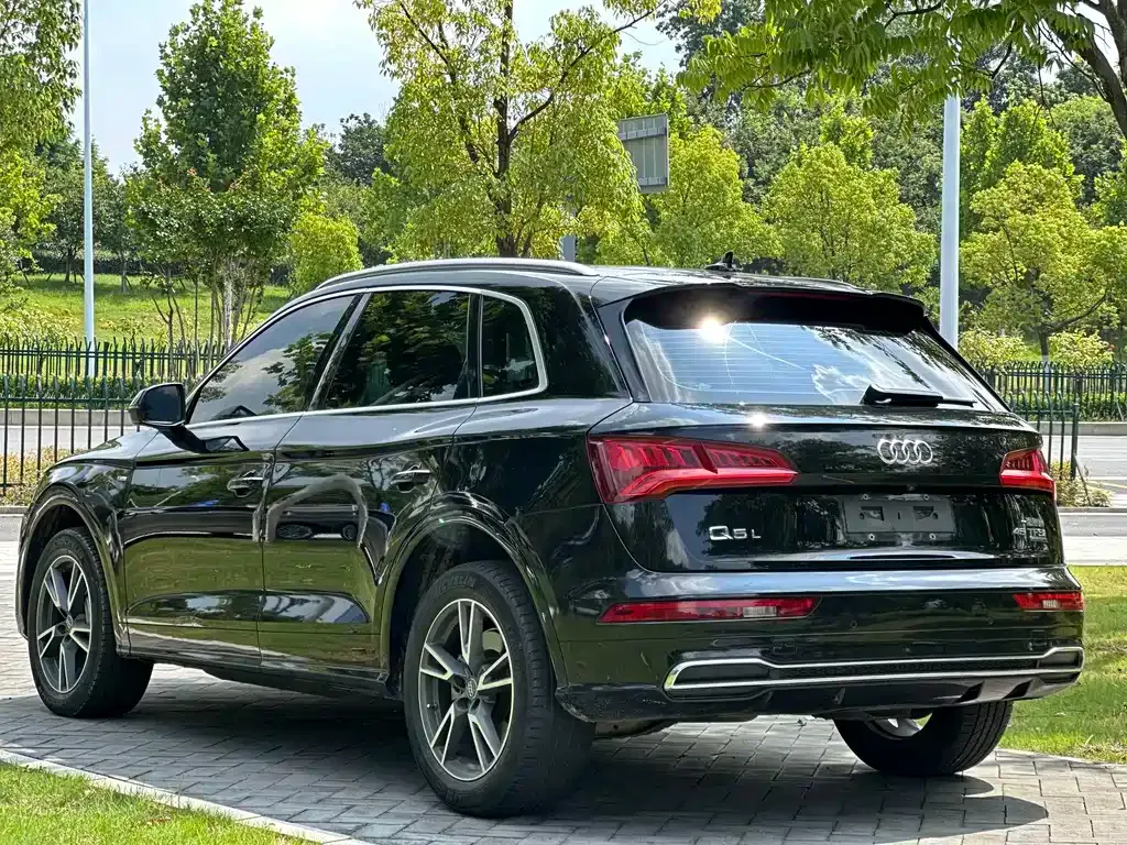 Audi Q5L — фото 5
