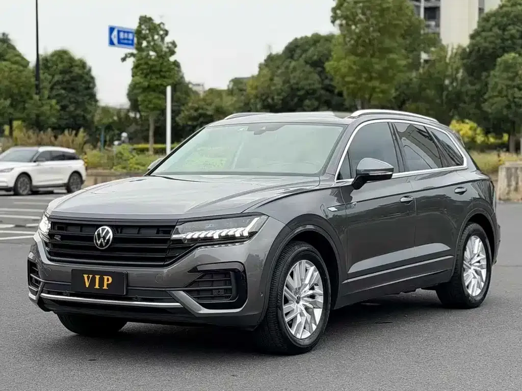 Volkswagen Touareg — фото 1