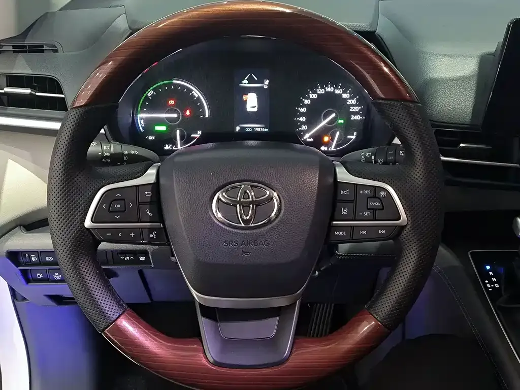 Toyota Granvia — фото 2