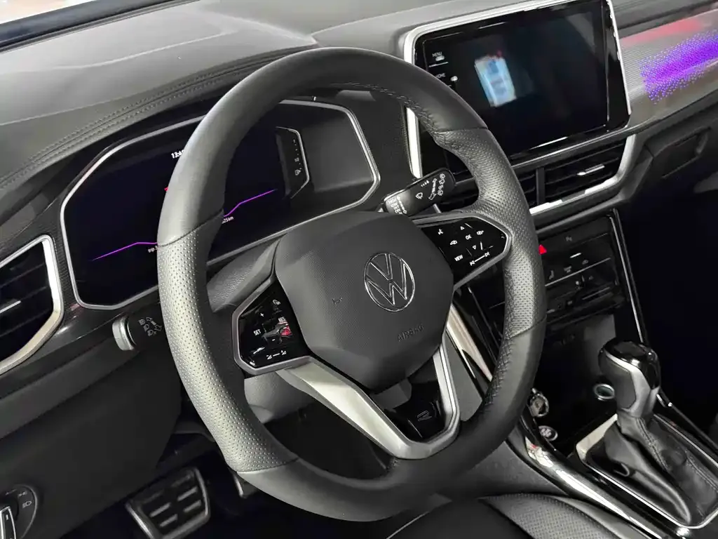 Volkswagen T-Roc — фото 9