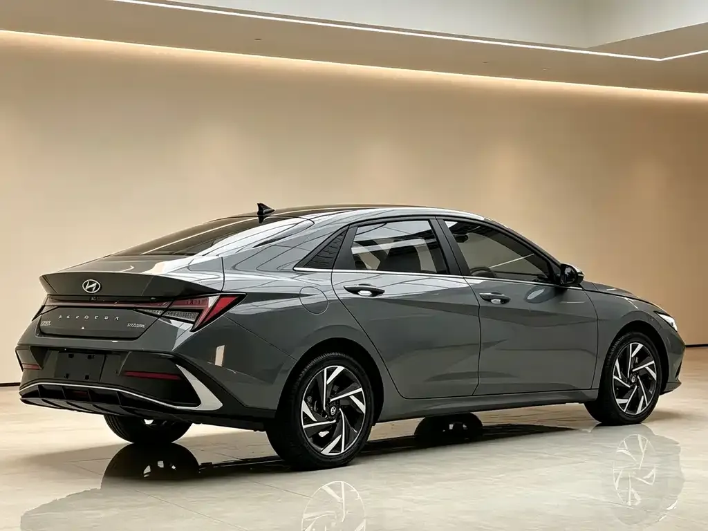 Hyundai Elantra — фото 2