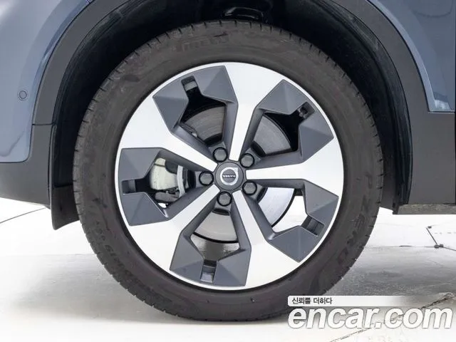 Volvo XC40 — фото 6