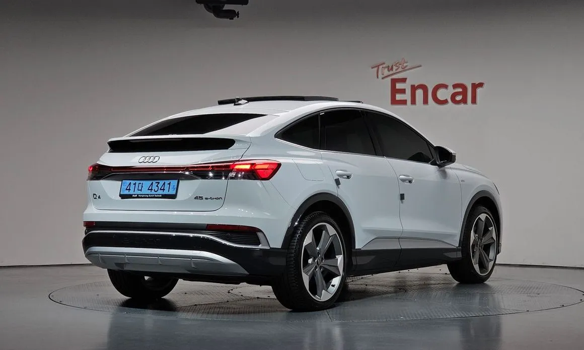 Audi Q4 e-tron — фото 2