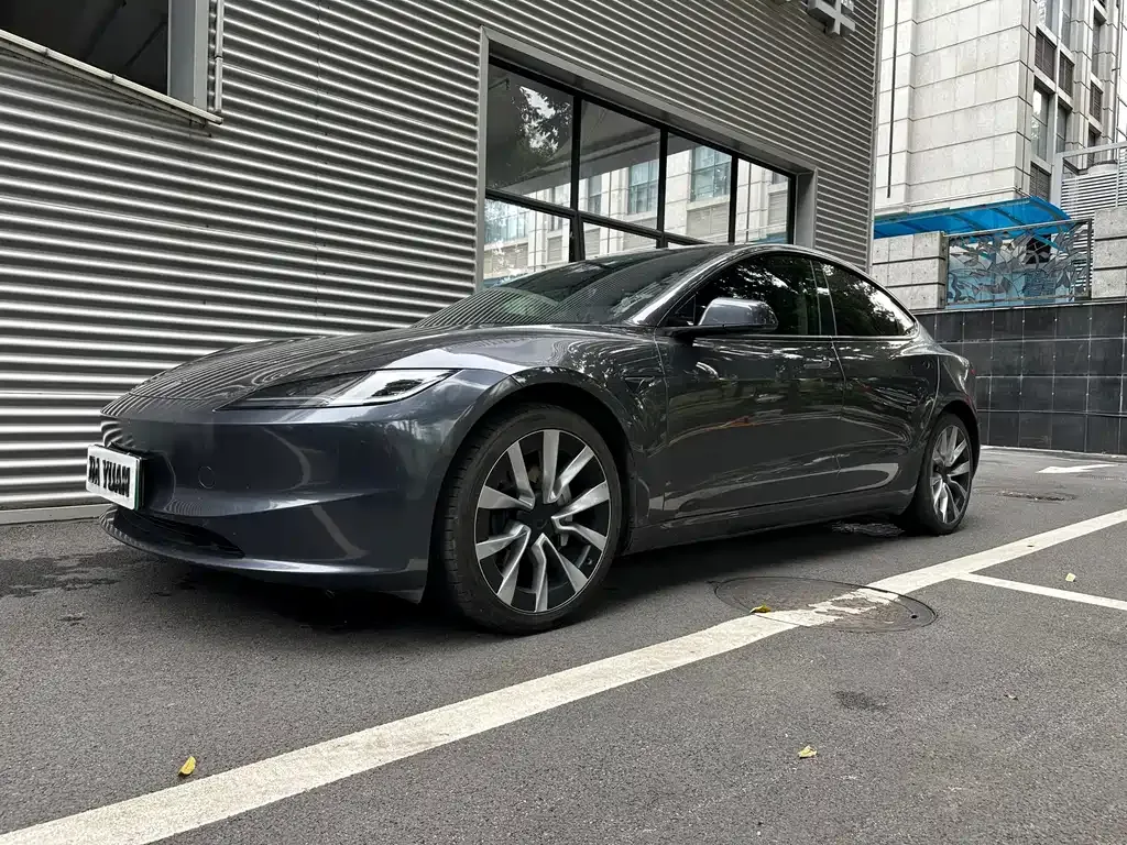 Tesla Model 3 — фото 1