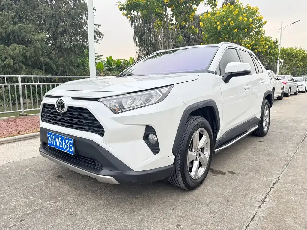 Toyota RAV4 — фото 1