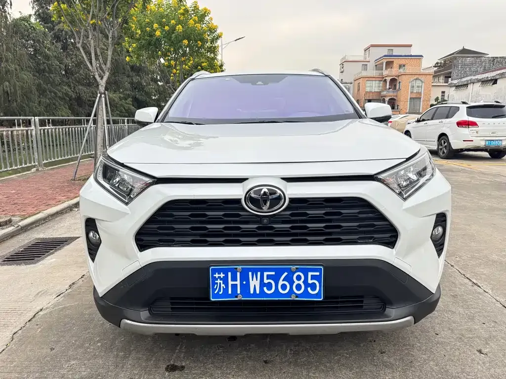 Toyota RAV4 — фото 7