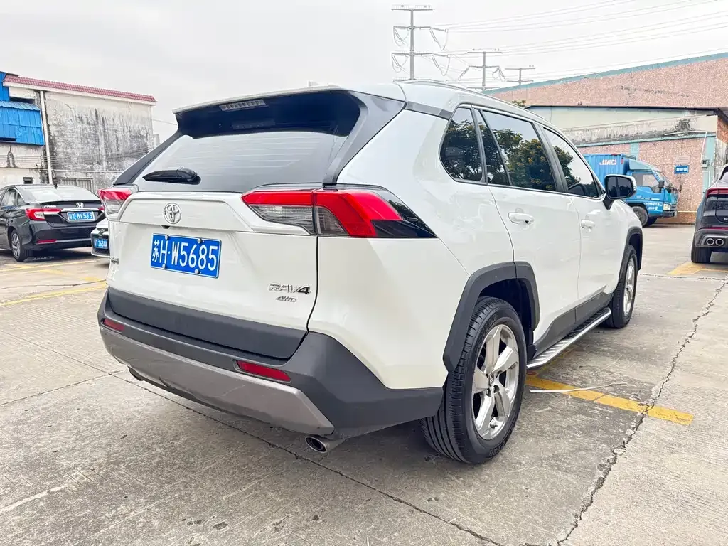 Toyota RAV4 — фото 5
