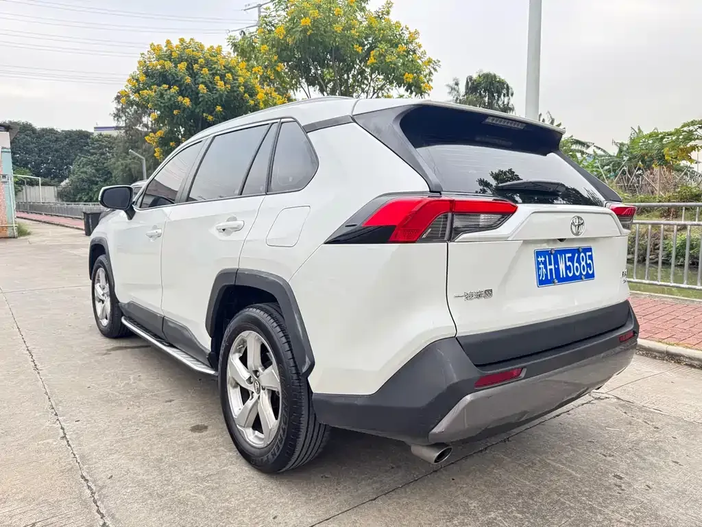 Toyota RAV4 — фото 10