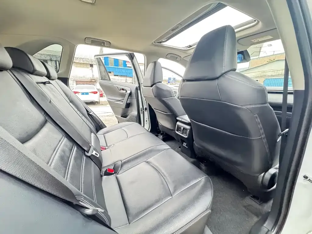 Toyota RAV4 — фото 2