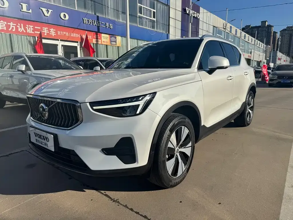 Volvo XC40 — фото 1