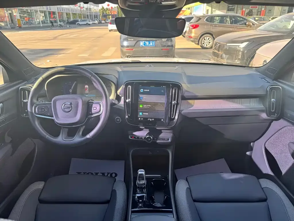 Volvo XC40 — фото 10