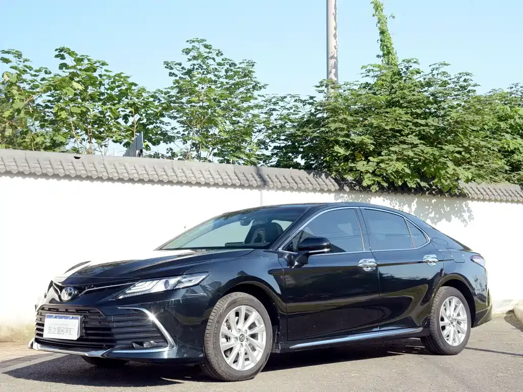 Toyota Camry — фото 1
