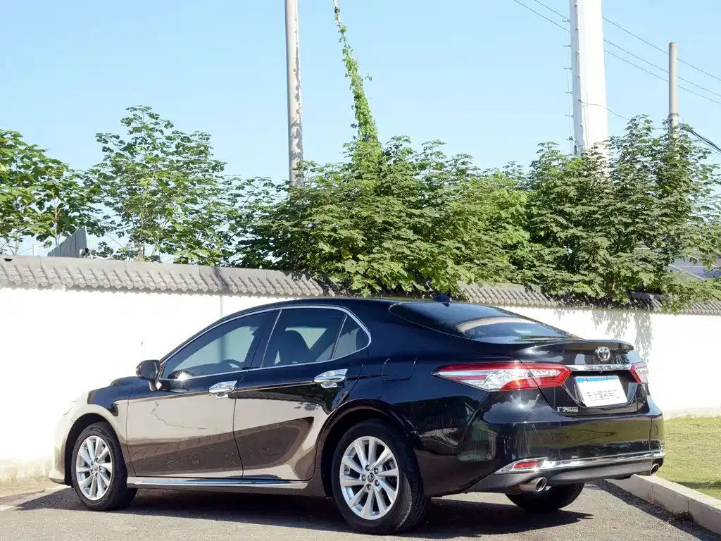 Toyota Camry — фото 10