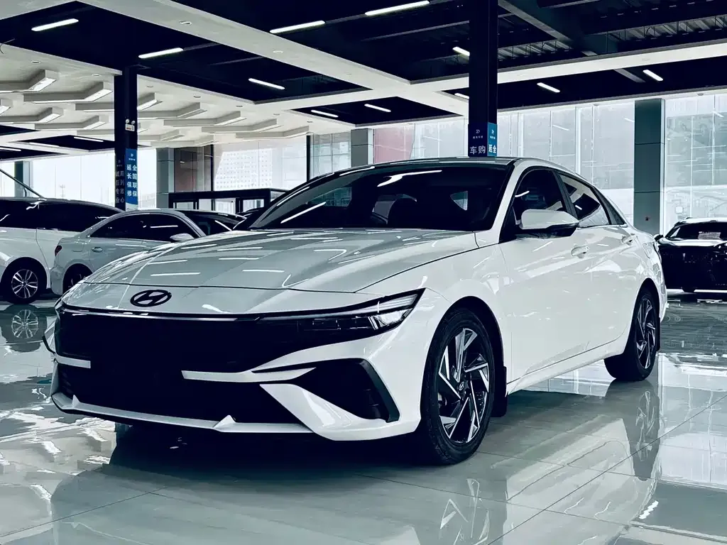 Hyundai Elantra — фото 1
