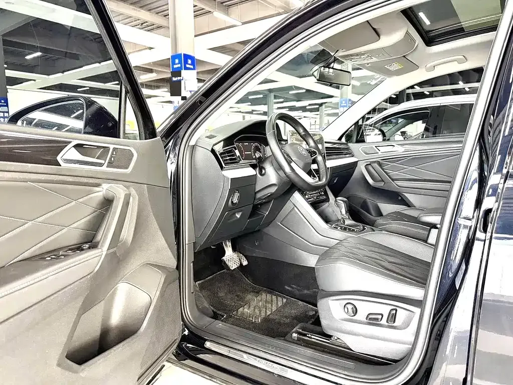 Volkswagen Tiguan L — фото 10
