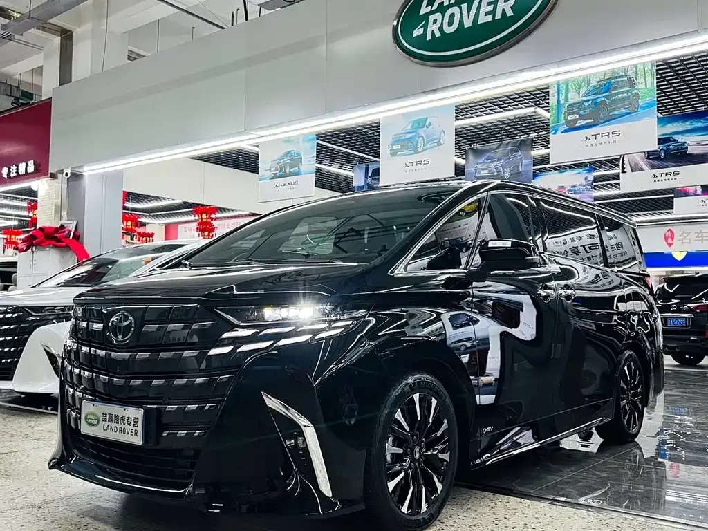 Toyota Alphard — фото 1
