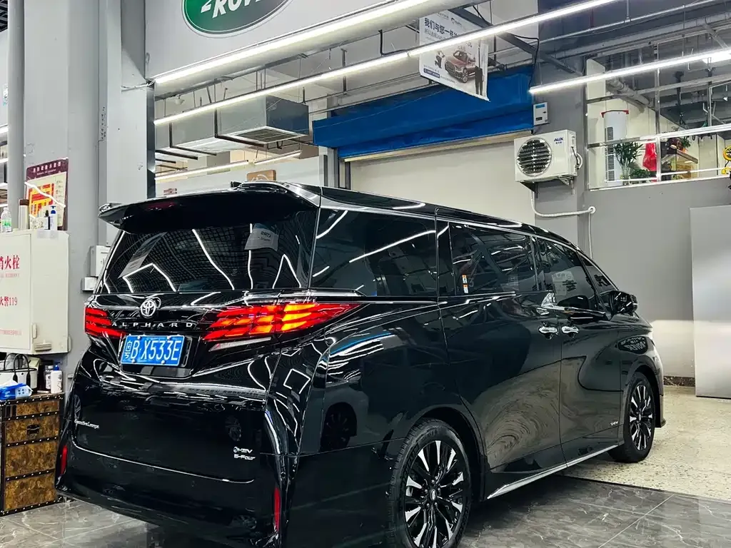 Toyota Alphard — фото 2