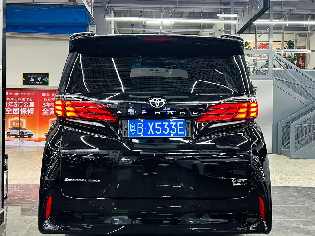 Toyota Alphard — фото 3