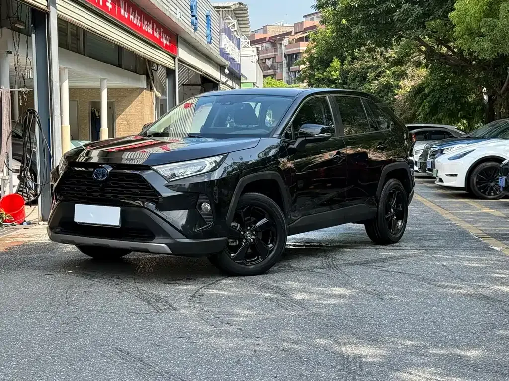 Toyota RAV4 — фото 1