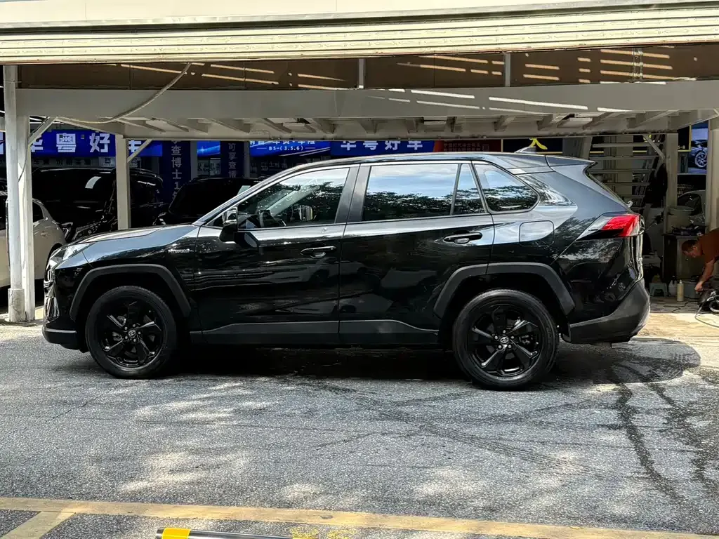 Toyota RAV4 — фото 7