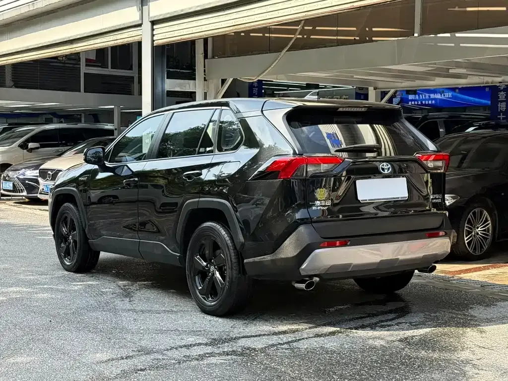Toyota RAV4 — фото 5