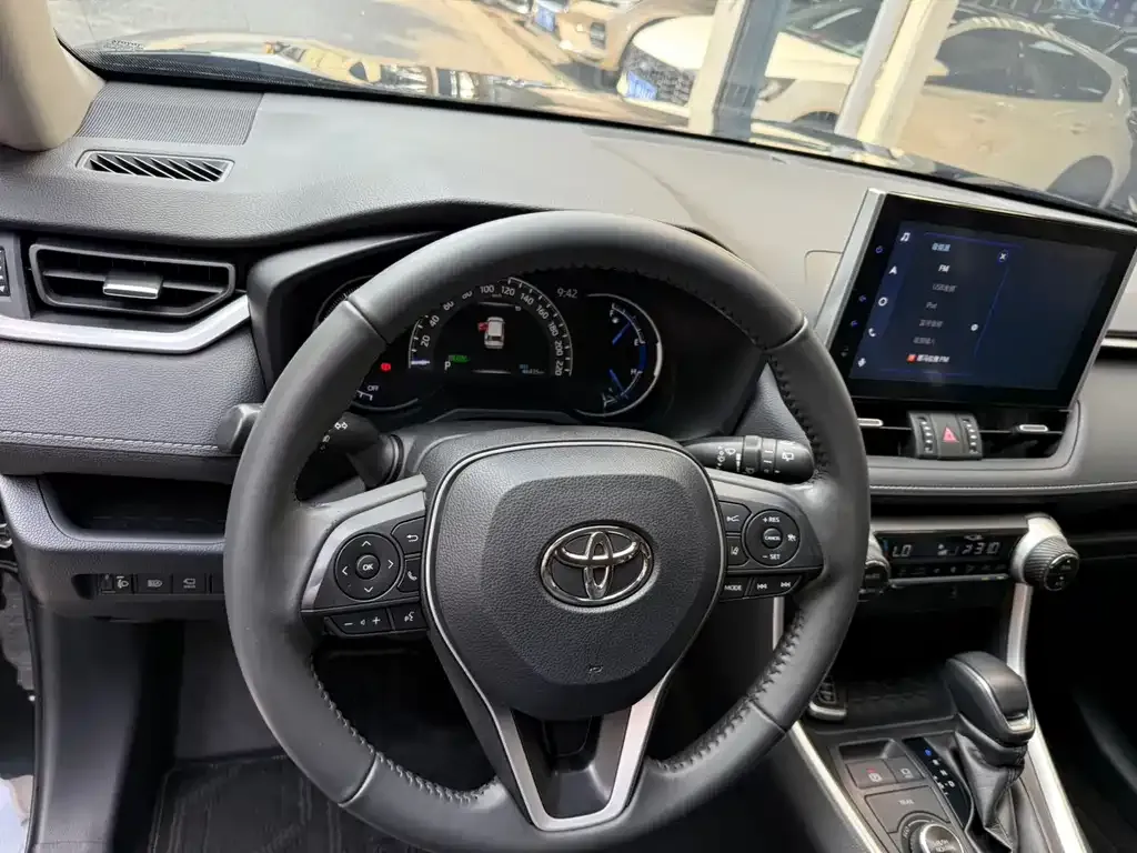 Toyota RAV4 — фото 2