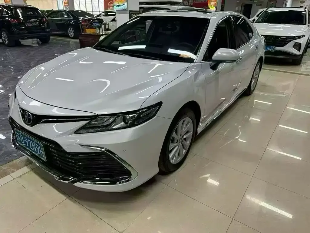Toyota Camry — фото 1