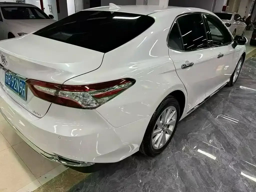 Toyota Camry — фото 3