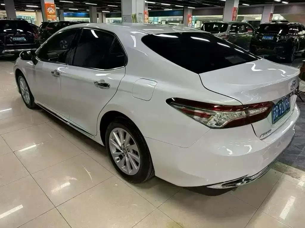 Toyota Camry — фото 9