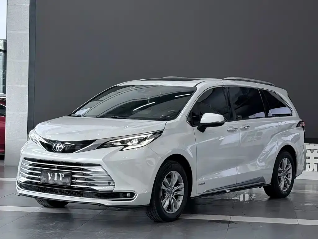 Toyota Sienna — фото 1