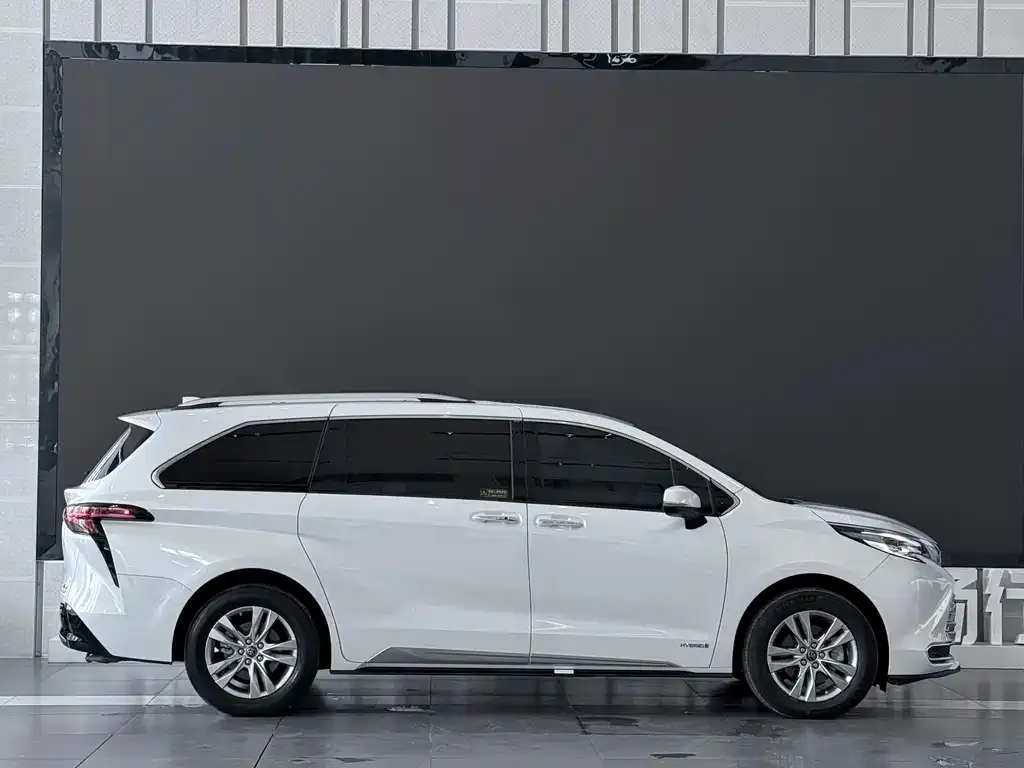 Toyota Sienna — фото 3