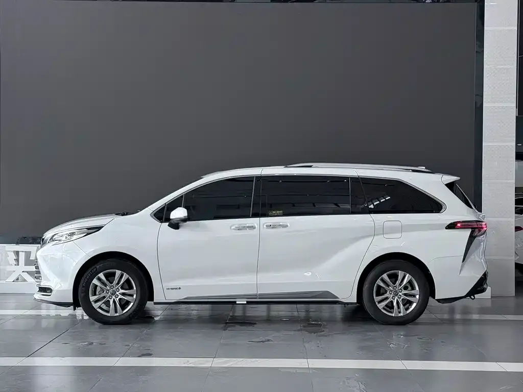 Toyota Sienna — фото 2