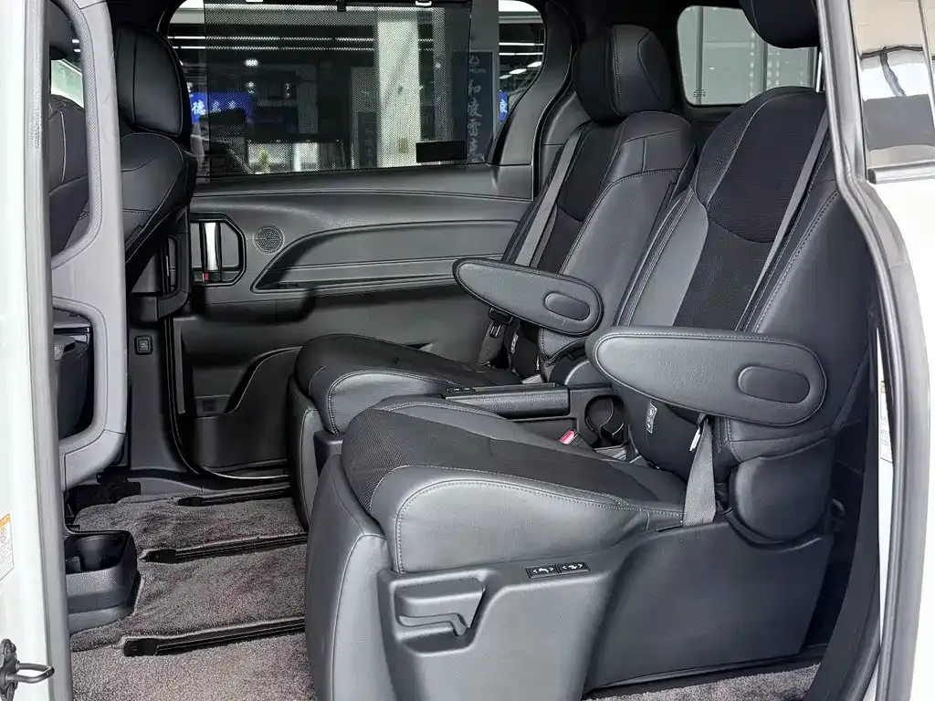 Toyota Sienna — фото 5