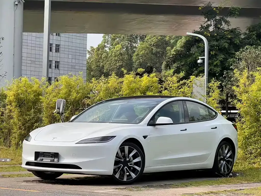 Tesla Model 3 — фото 1