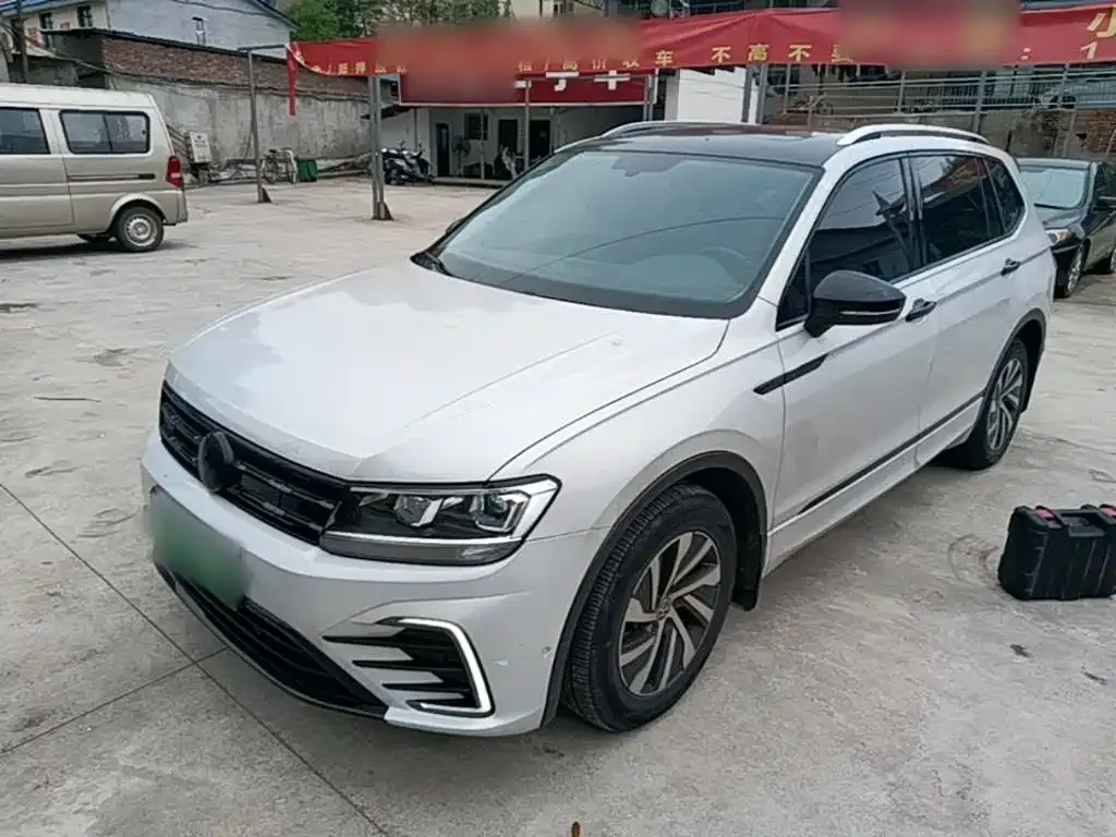 Volkswagen Tiguan L PHEV — фото 3