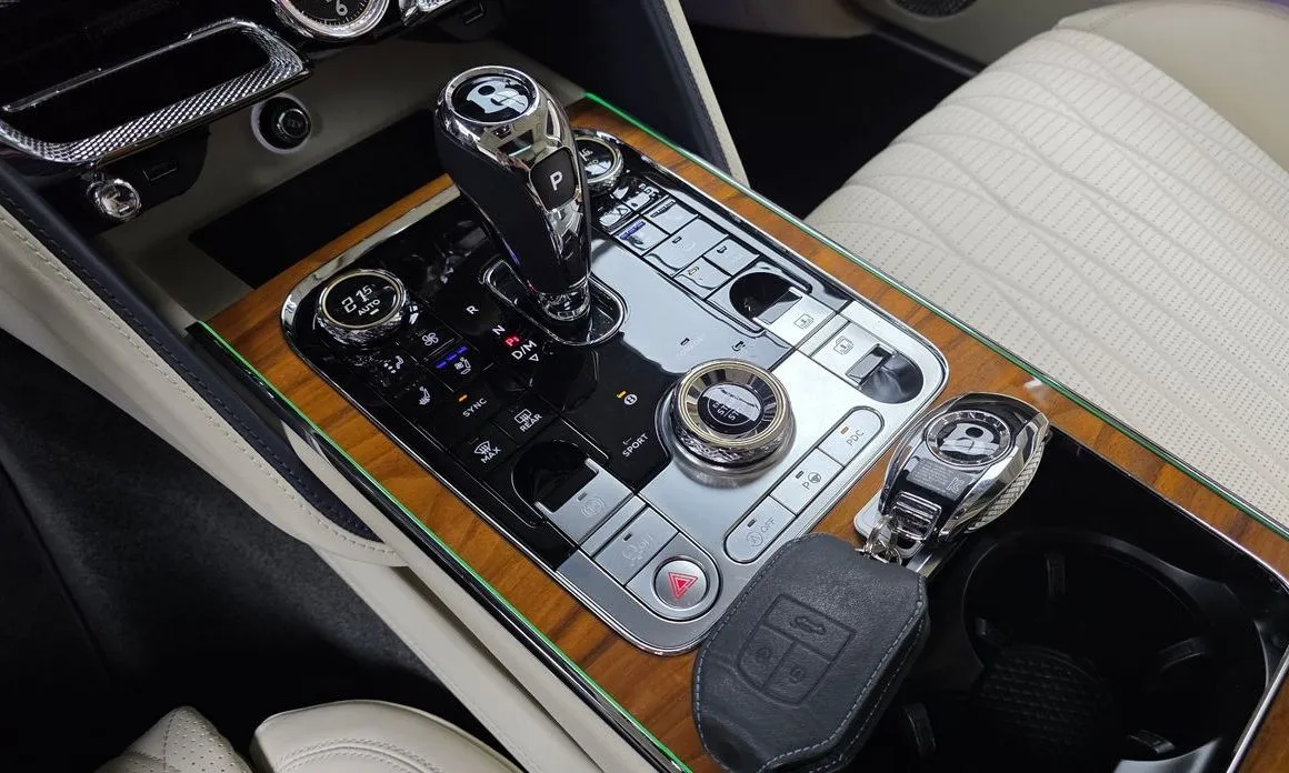 Bentley Flying Spur — фото 10