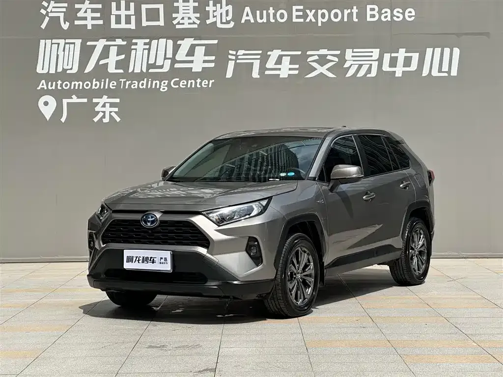 Toyota RAV4 — фото 1