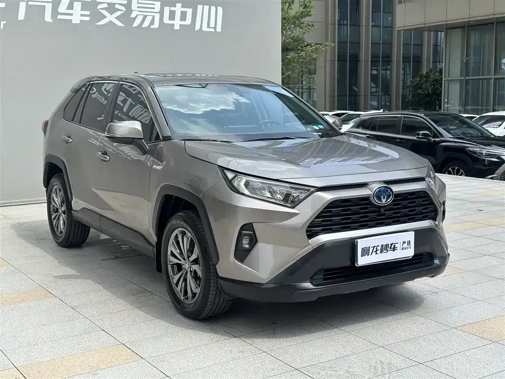 Toyota RAV4 — фото 5